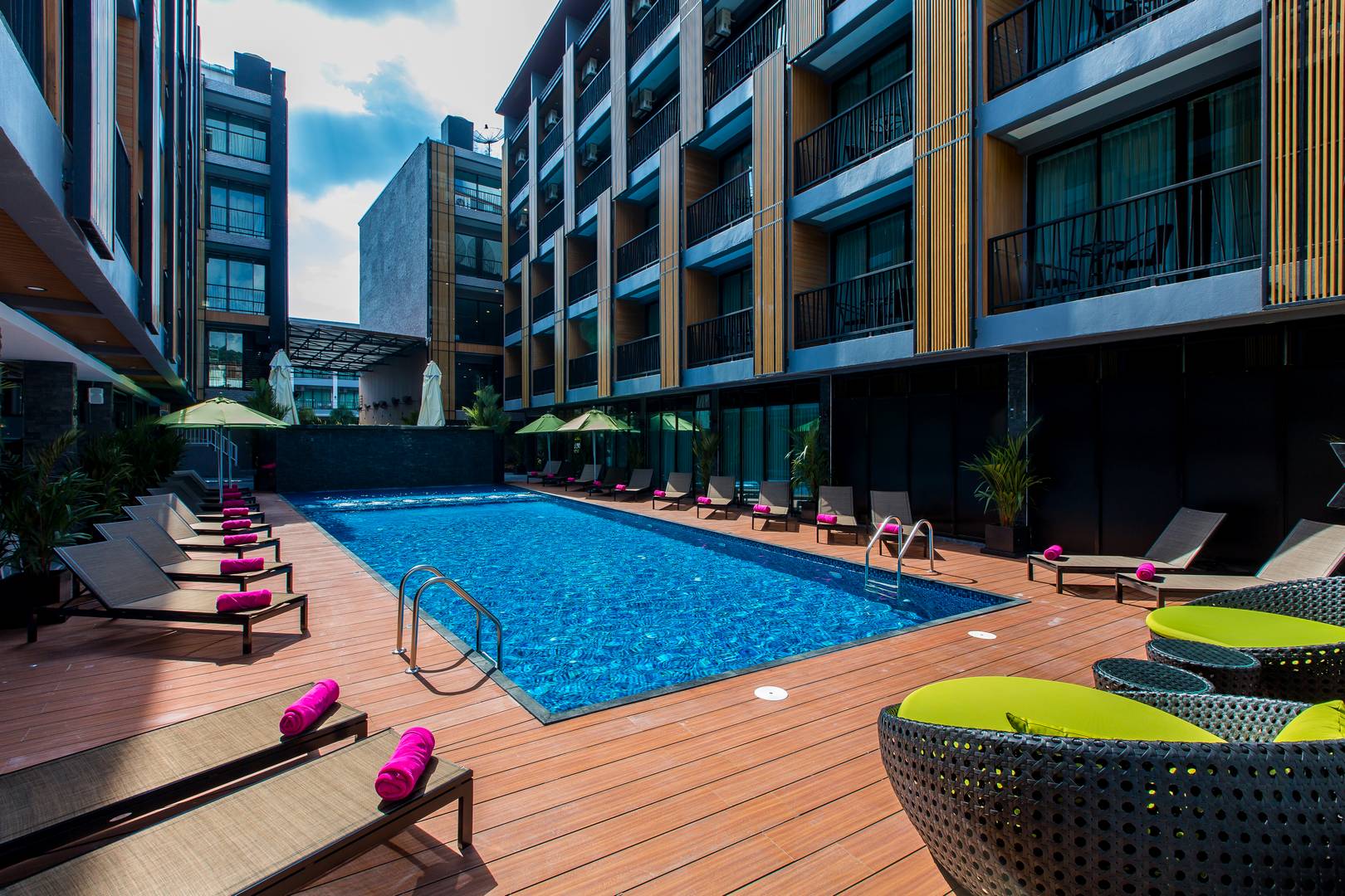 GLOW_Ao_Nang_Pool